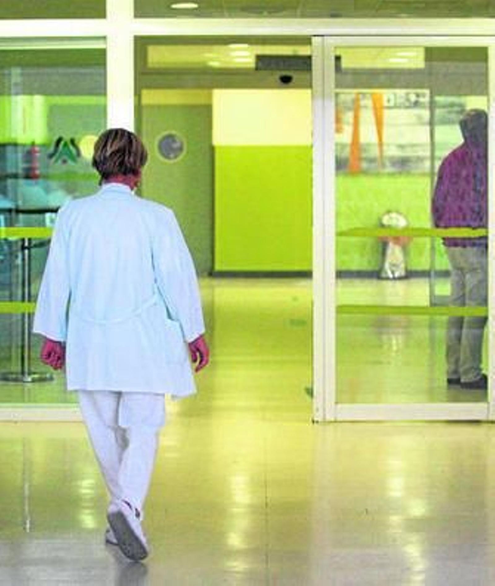 Una enfermera entrando por Urgencias del Juan Ramón Jiménez.