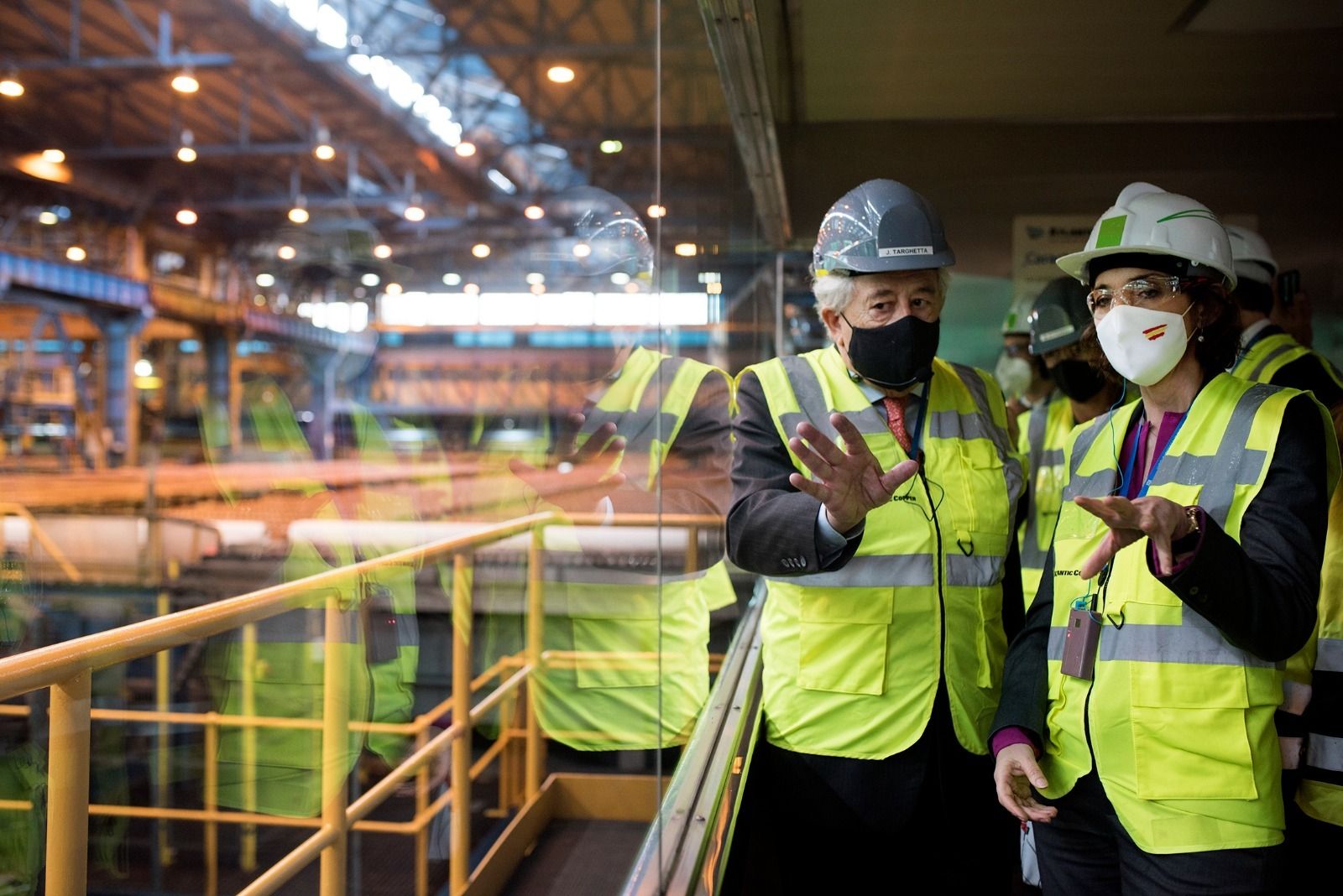 Reyes Maroto junto a Javier Targhetta en las instalaciones de Atlantic Copper.