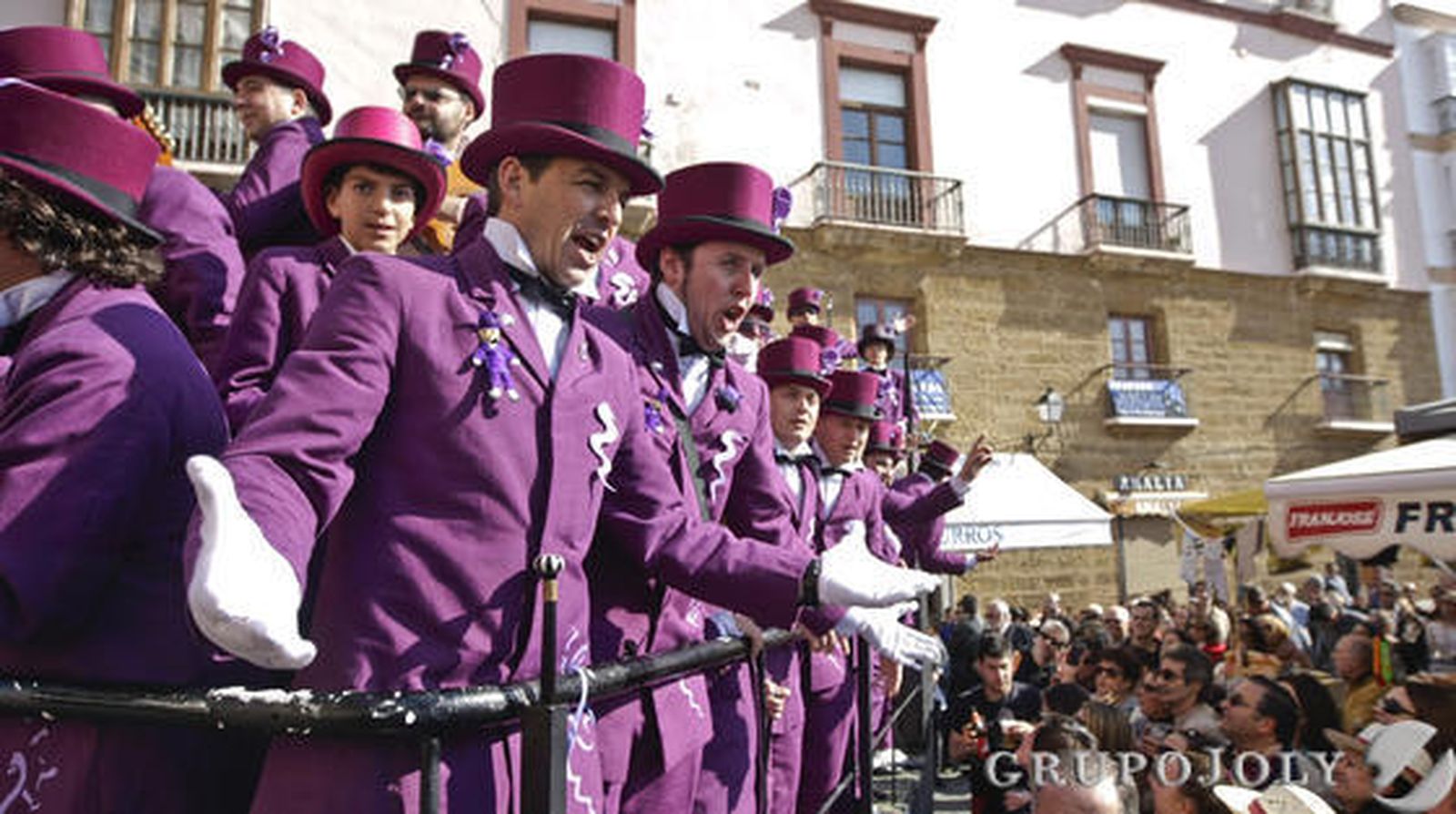 Las calles se llenan de agrupaciones oficiales e ilegales que reciben el aplauso de aficionados que logran disfrutar de una fiesta menos concurrida que la del domingo

Foto: Julio Gonzalez