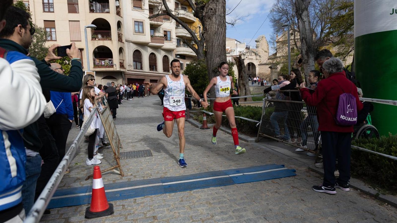 Más de 2.100 participantes corren para promover la salud en Jaén, en imágenes (1)