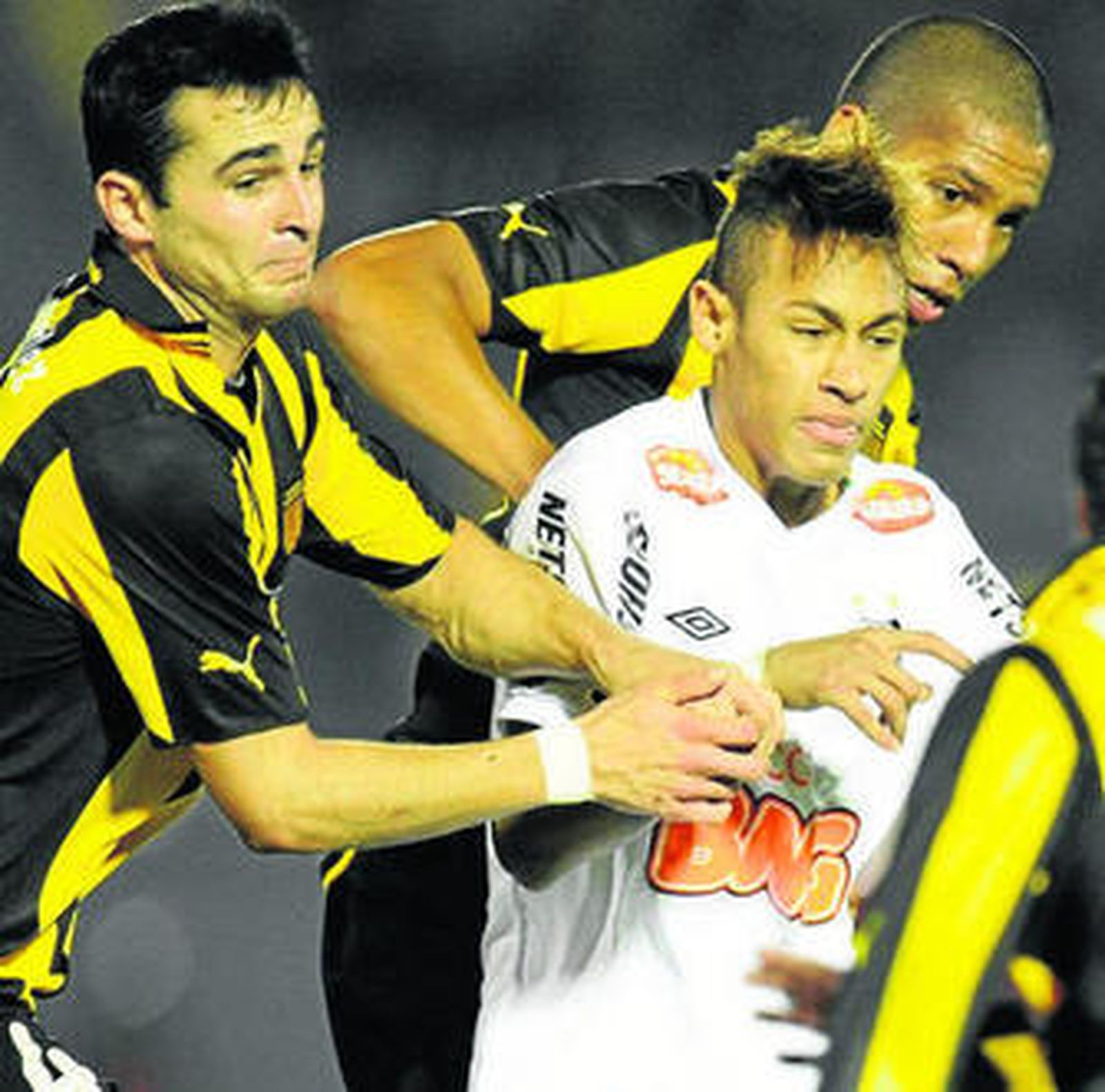 El brasileño Neymar es acosado por jugadores del Peñarol.