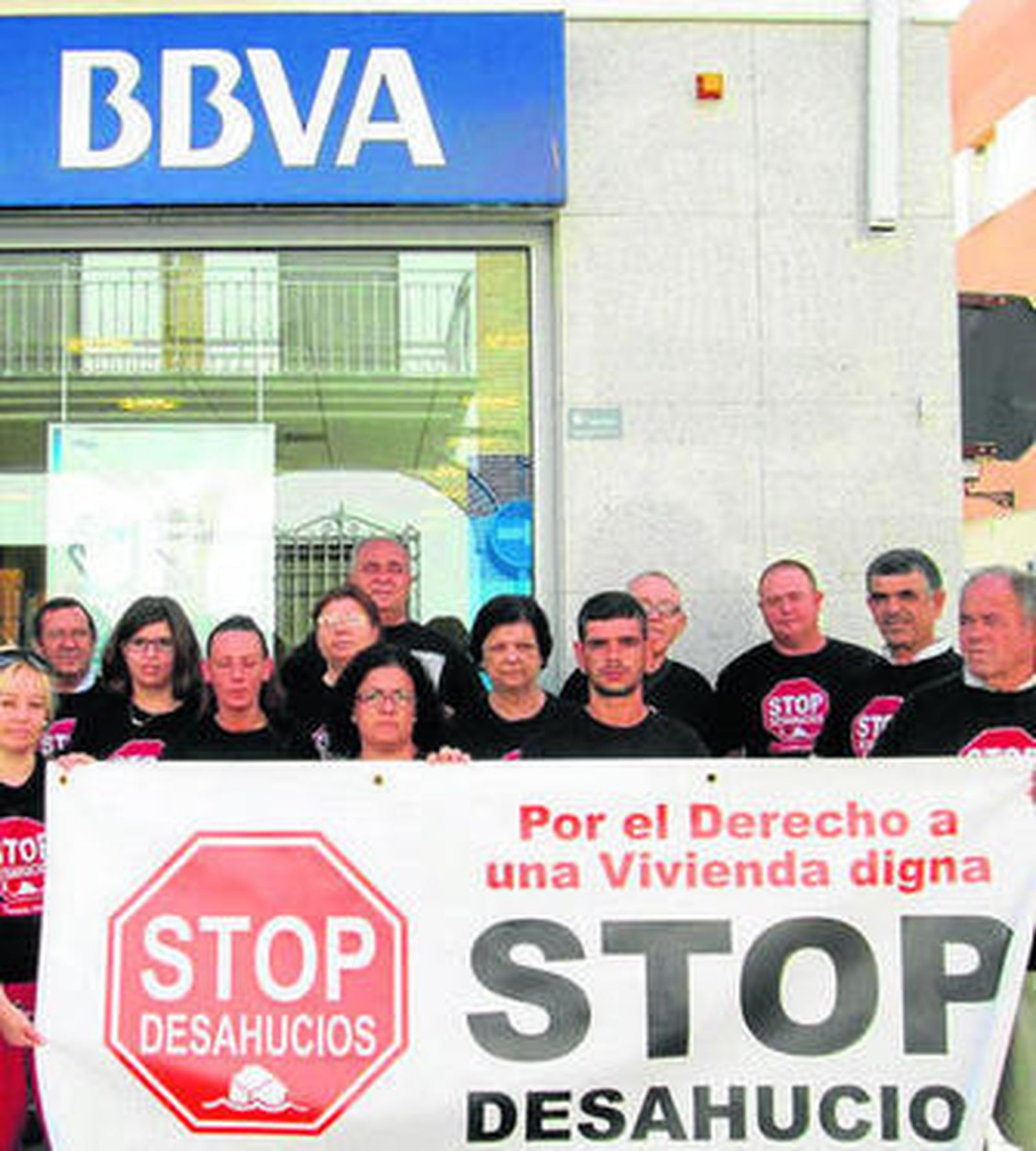 Concentración ante la sucursal bancaria, ayer por la mañana.