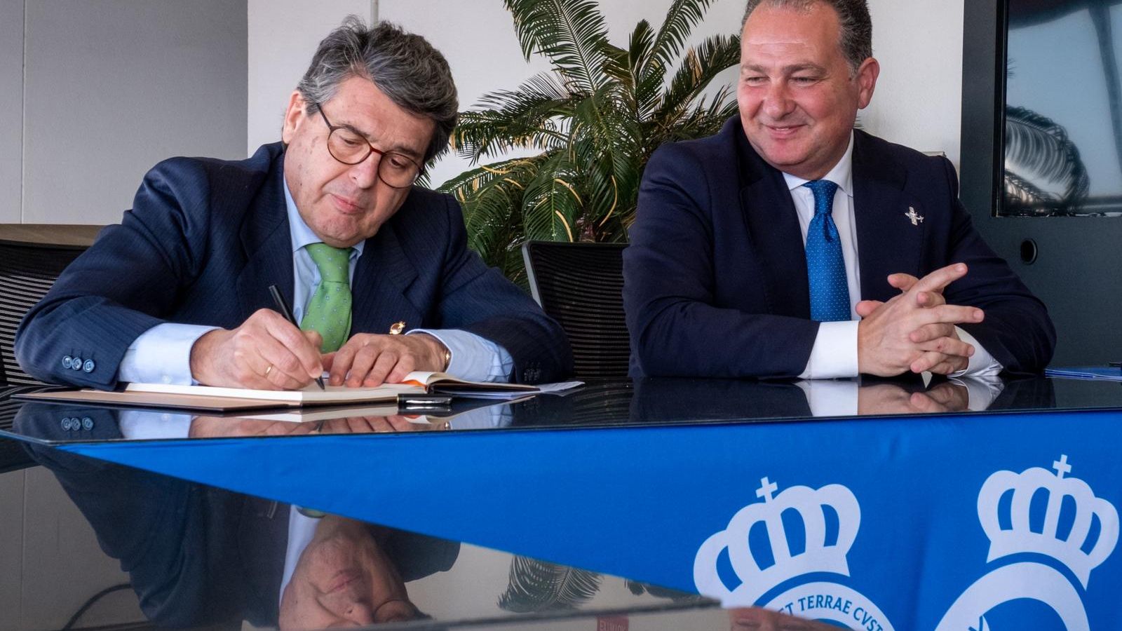 Juan José Matarí, presidente de la delegación de la Comisión de Asuntos Iberoamericanos del Senado y el presidente de la Diputación de Huelva, David Toscano.