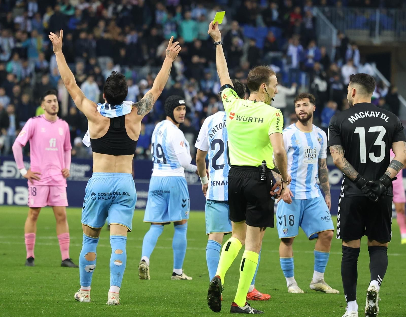 El árbitro amonesta a Lobete tras el gol que anuló