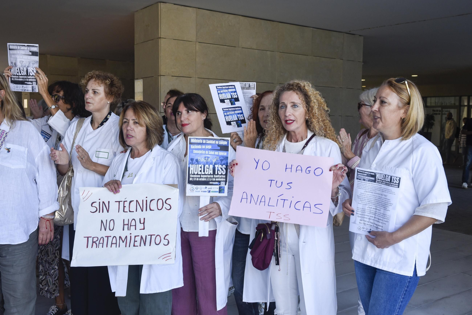Las fotos de la concentración de los Técnicos Superiores Sanitarios en el Hospital de La Línea