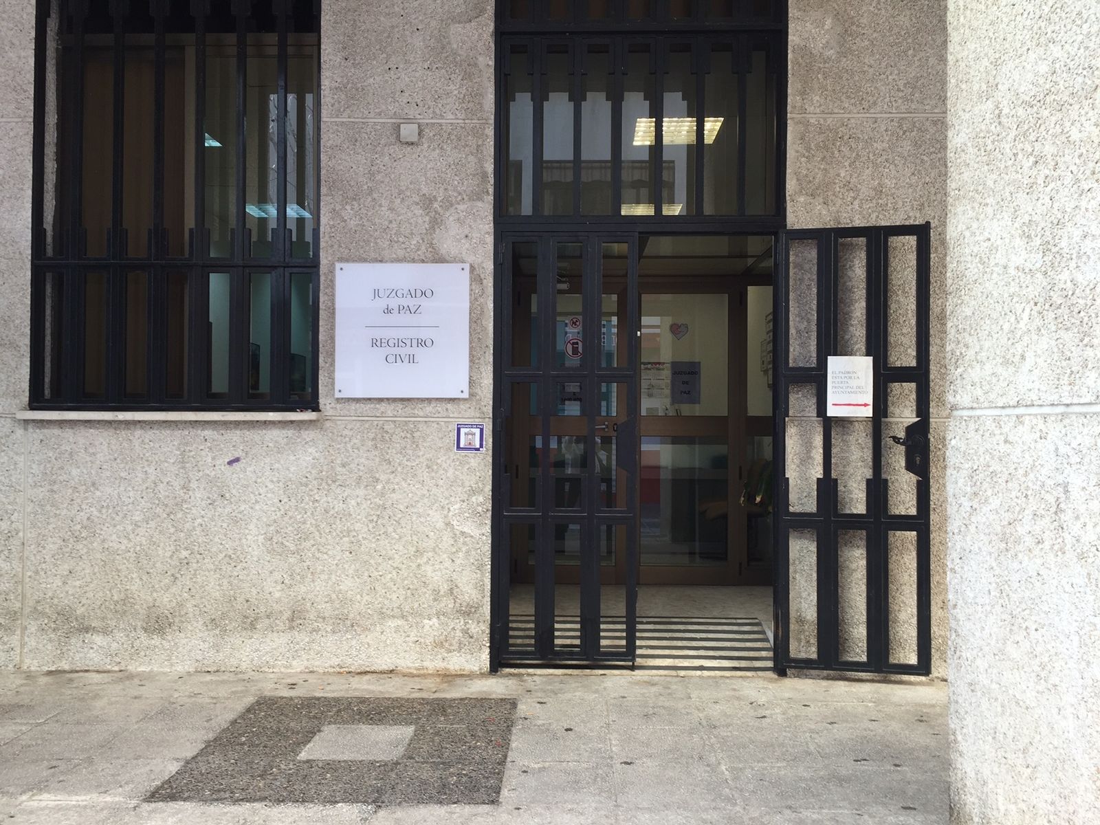 Entrada del Juzgado de Paz.
