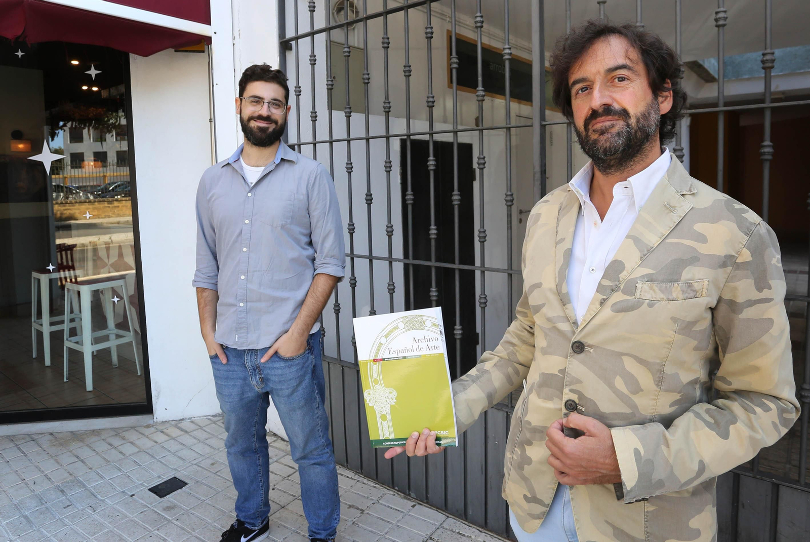 David Caramazana y Manuel Romero muestran la revista que ha publicado su investigación.