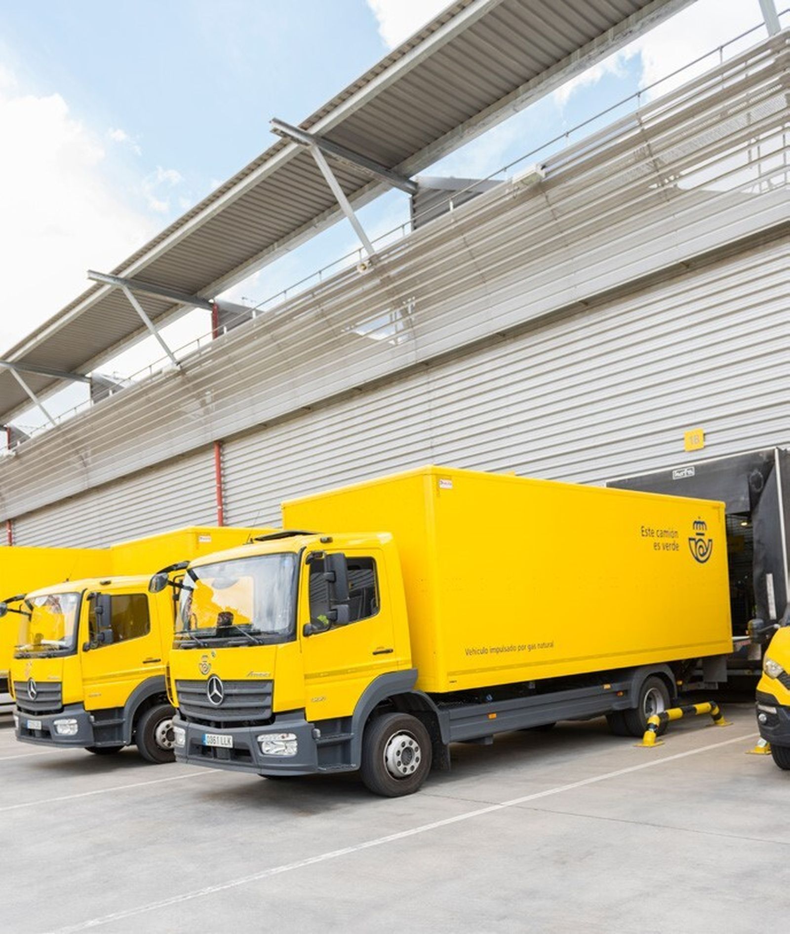 Camiones de reparto de Correos de Málaga