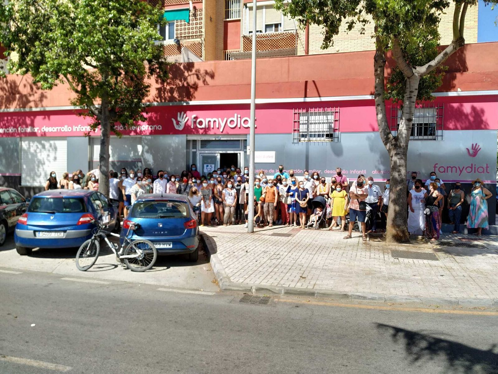 Las familias durante la manifestación frente al CAIT Adefami.