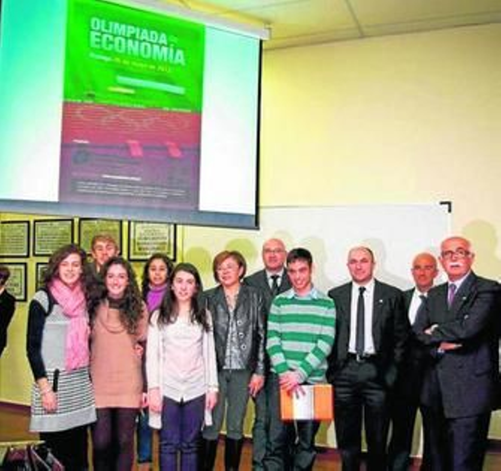 Ganadores de la Olimpiada de Economía junto al delegado de Educación.