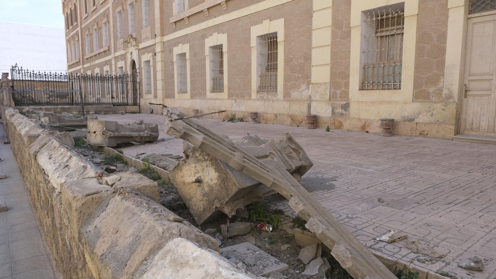 Trabajos paralizados tras el derribo parcial del muro perimetral