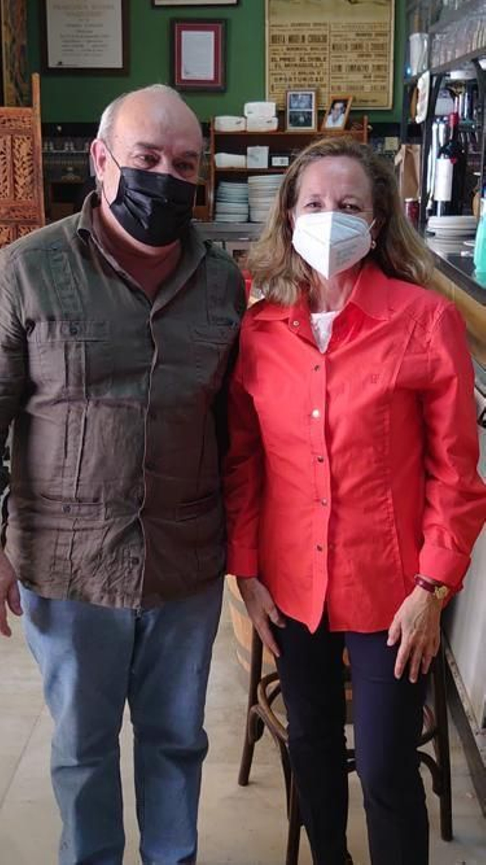 La ministra Nadia Calviño, con Pelayo García, en El Terraza.