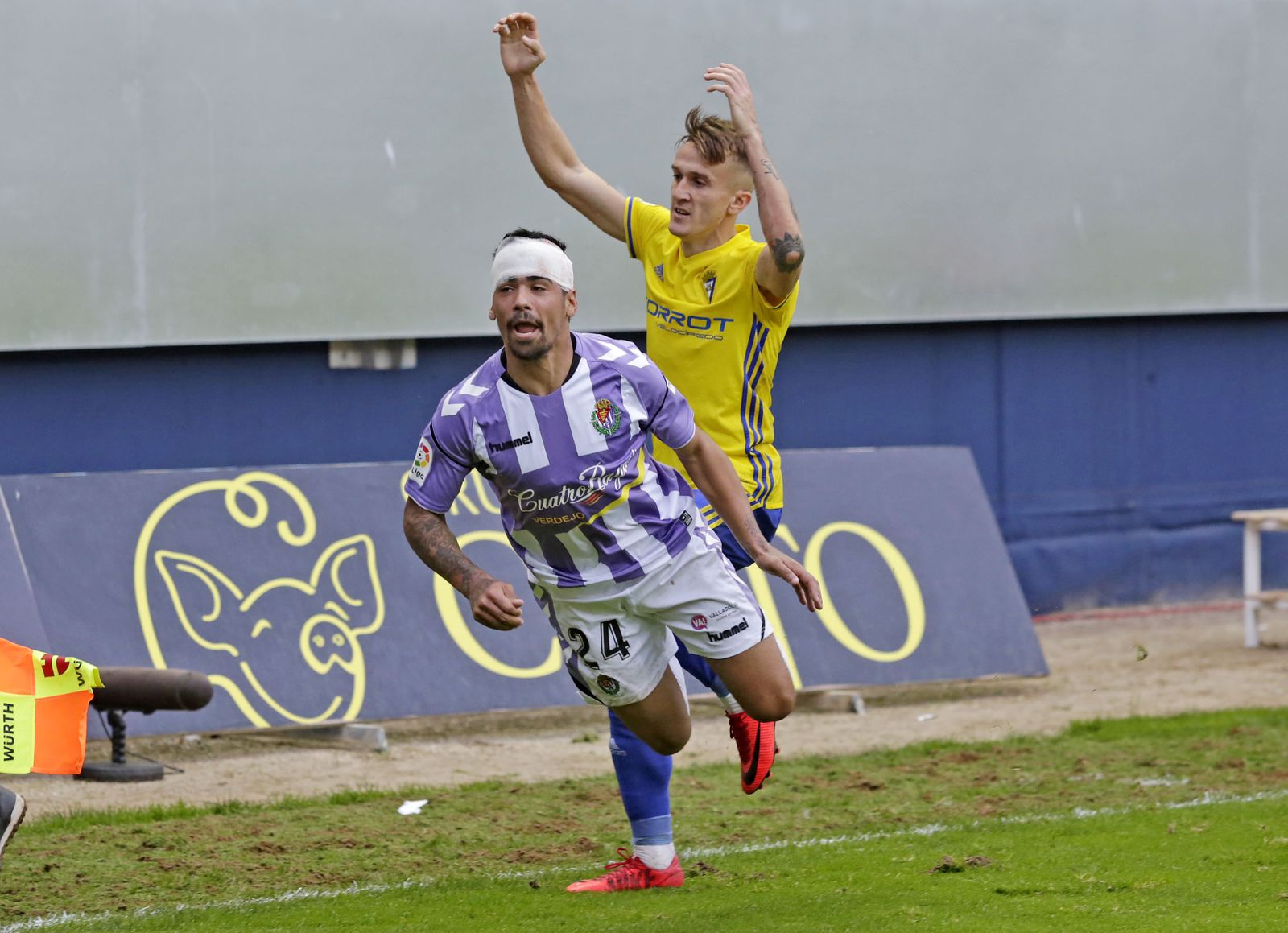 Salvi levanta los brazos en un lance del partido con Iban Salvador.
