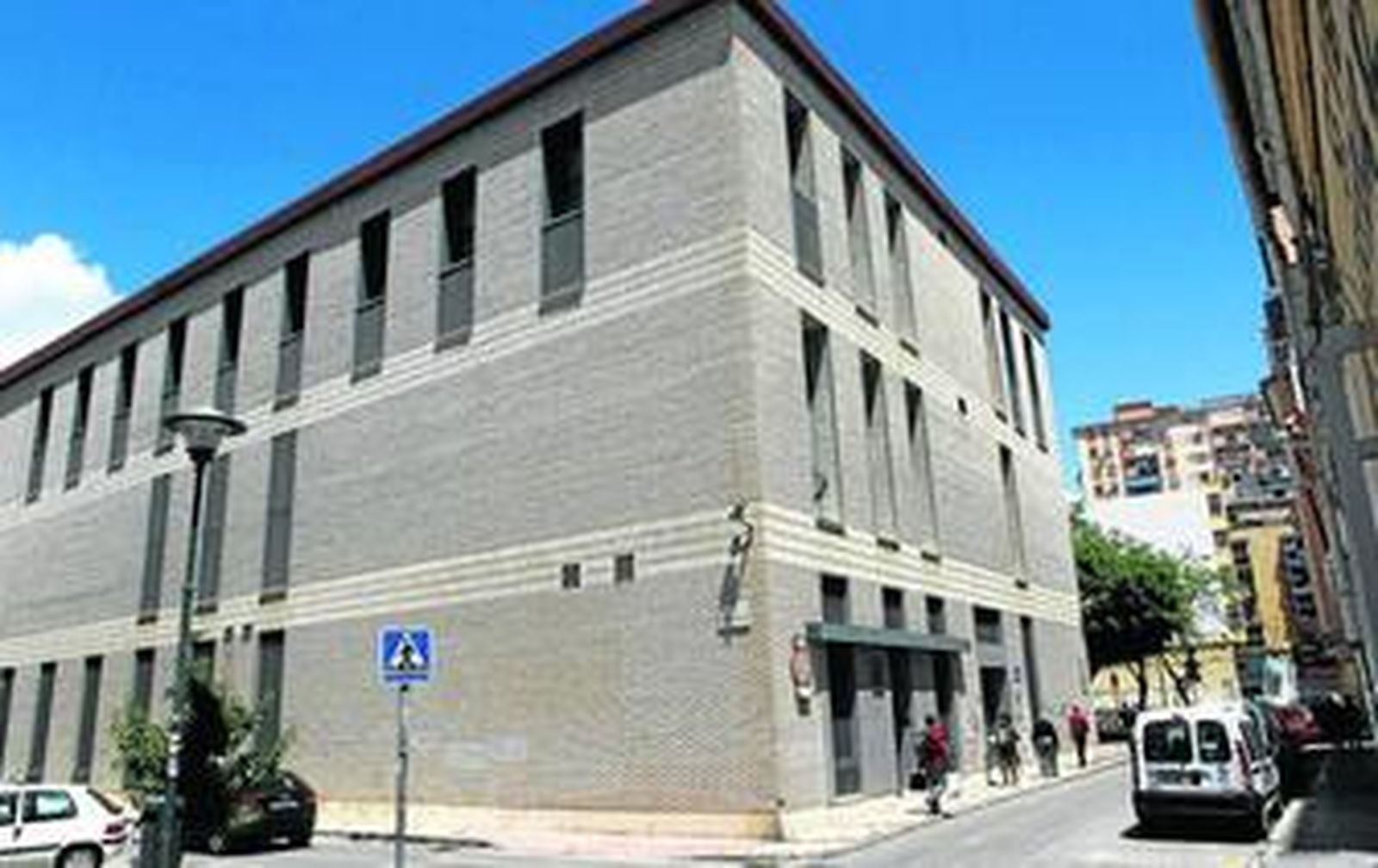 La estación Sol en la calle Eduardo Marquina, ayer al mediodía.