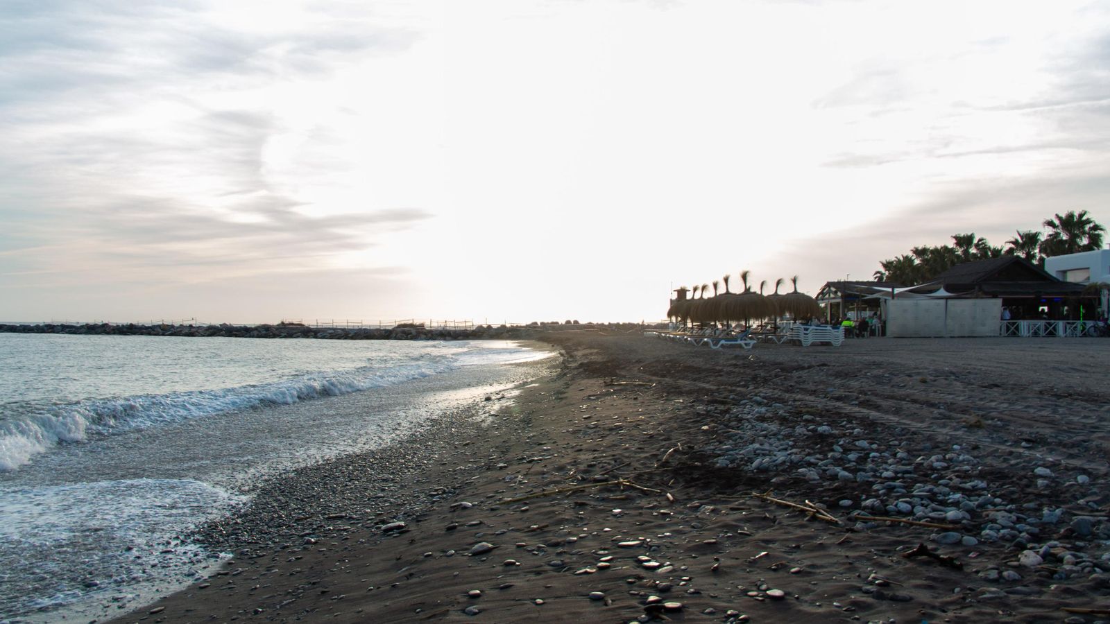 Vista de una parte de Playa Granada con el espigón
