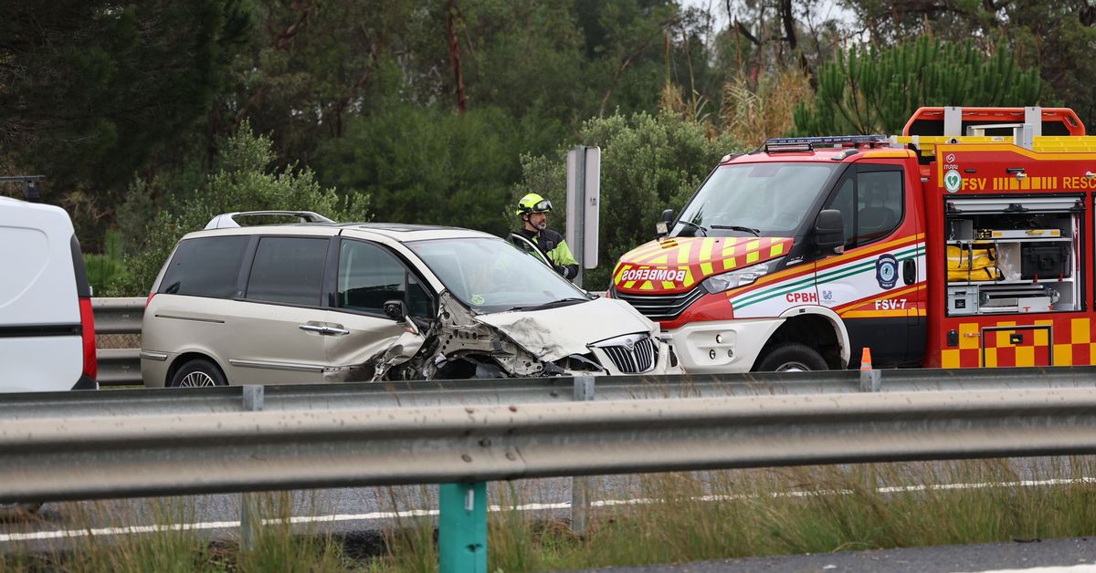 Tres heridos leves en un accidente de tráfico entre dos coches en la ...