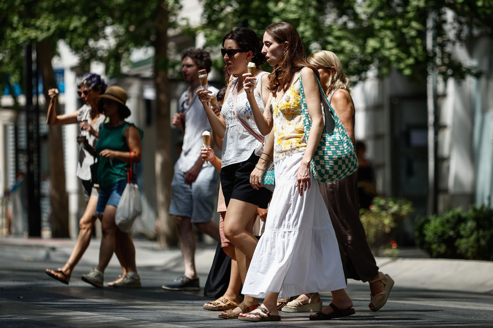 Paraguas, abanicos y agua: las mejores imágenes de la primera ola de calor de agosto en Granada