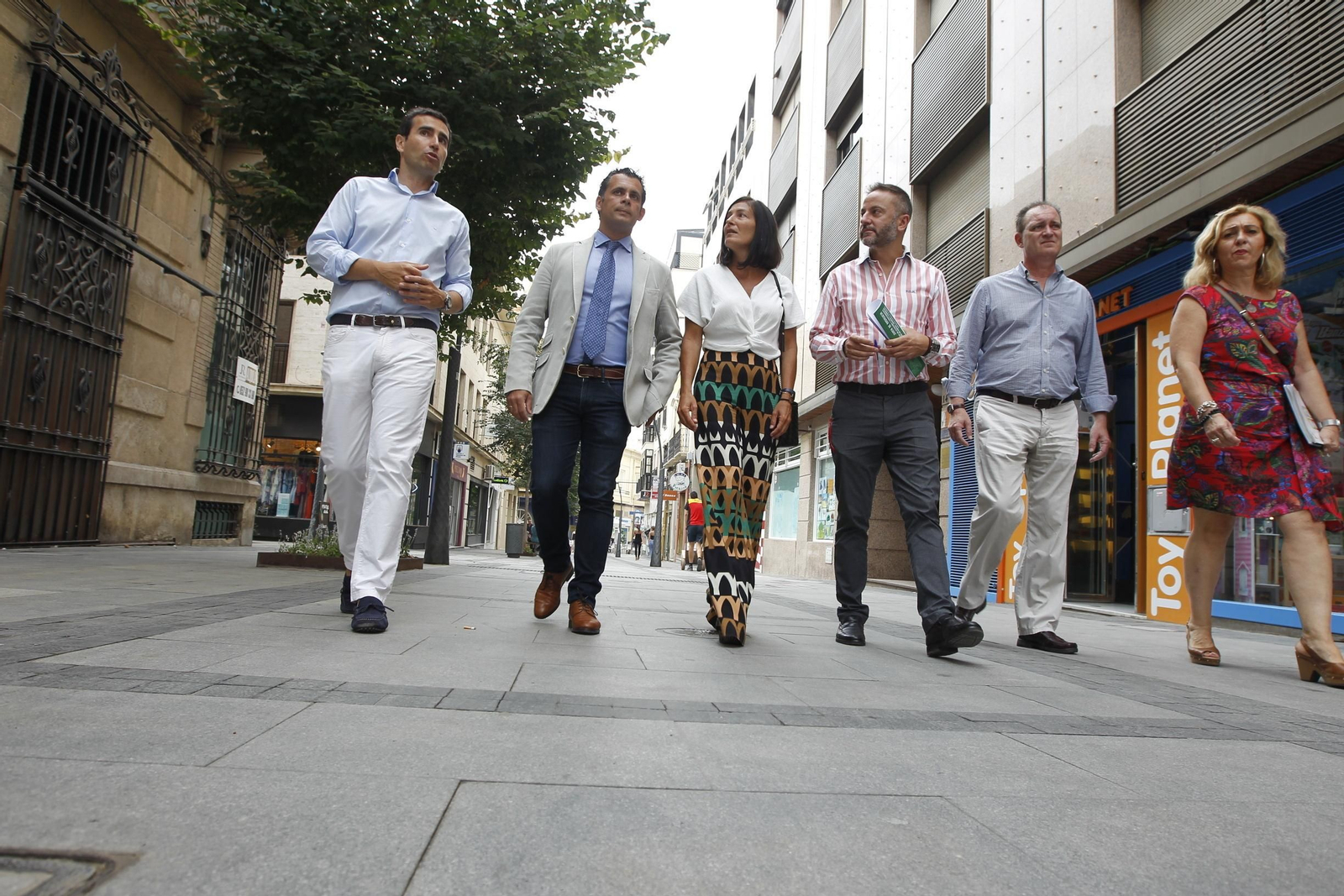 Raúl Peral, acompañado por Carmen Sánchez y Miguel Ángel Tortosa, durante su paseo por los establecimientos del centro.