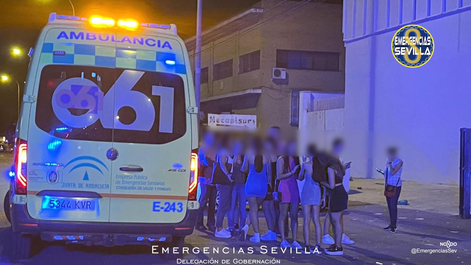 Asistencia sanitaria a varias chicas.