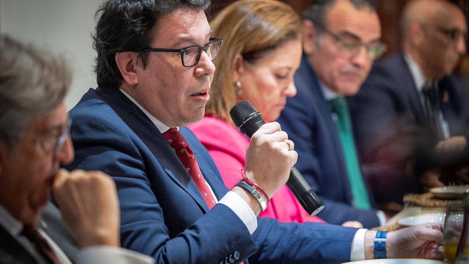 Varios participantes atienden las explicaciones del presidente del Colegio de Gestores Adminsitrativos.