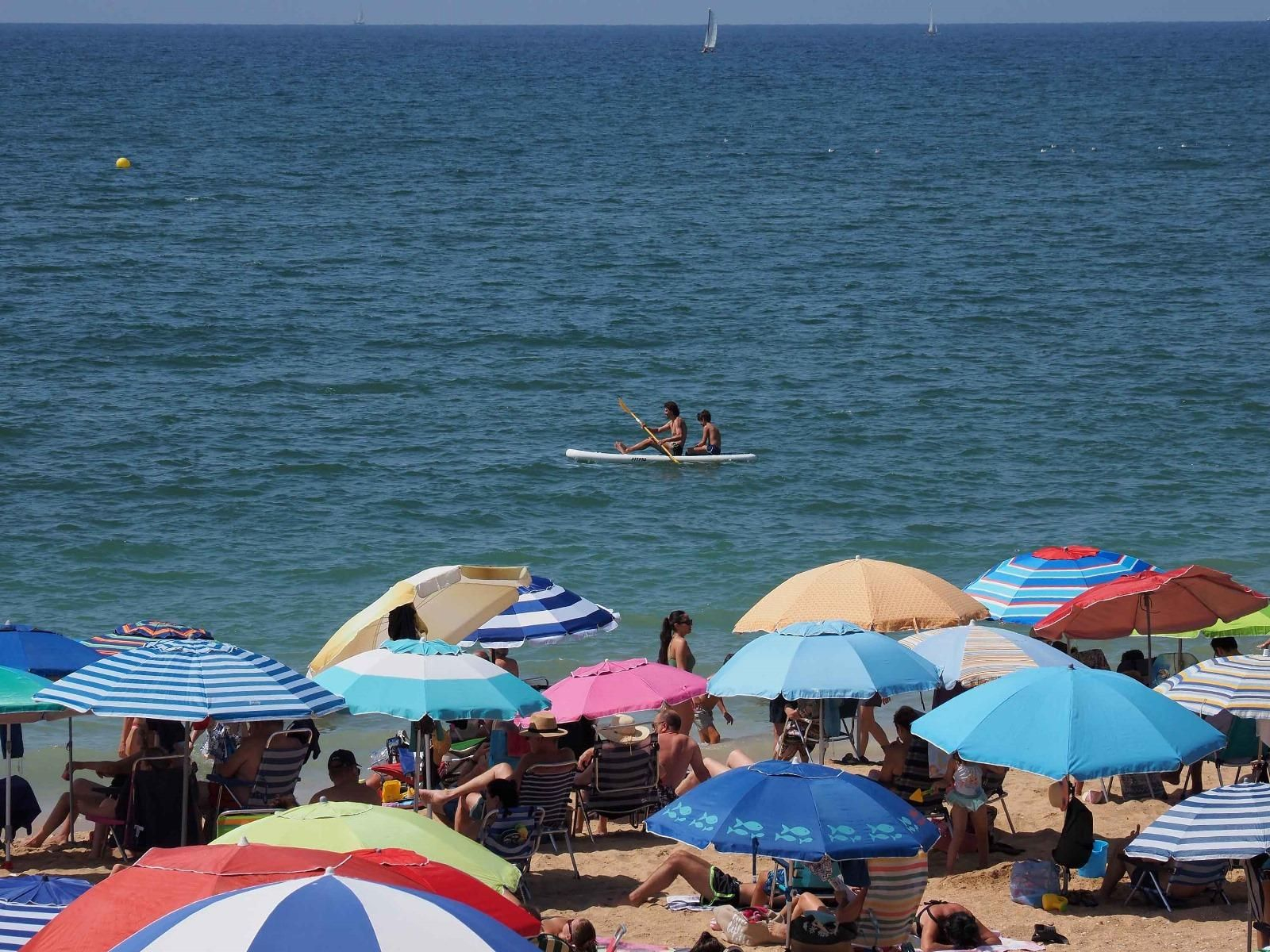 Ambiente de la playa de La Antilla a rebosar en un caluroso día
