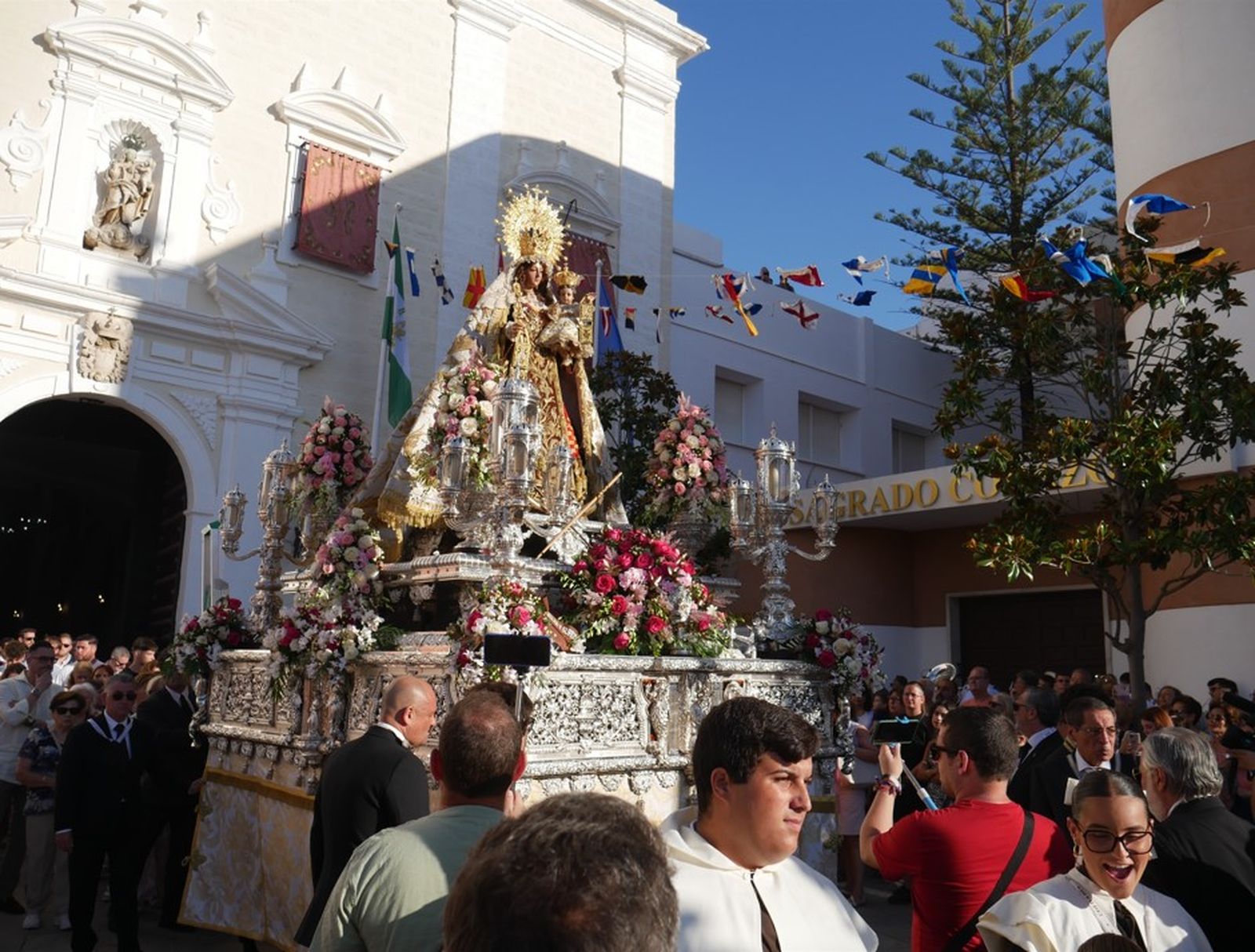 La procesión de la Virgen del Carmen, las imágenes a pie de calle