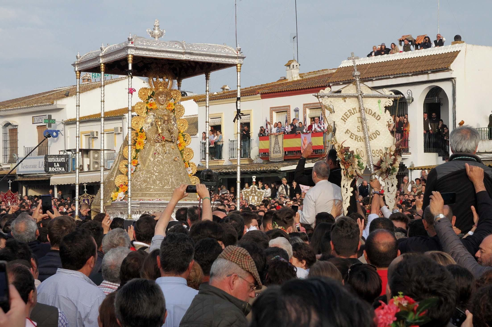Las imágenes de la procesión de la Virgen del Rocío por la aldea en el Lunes de Pentecostés