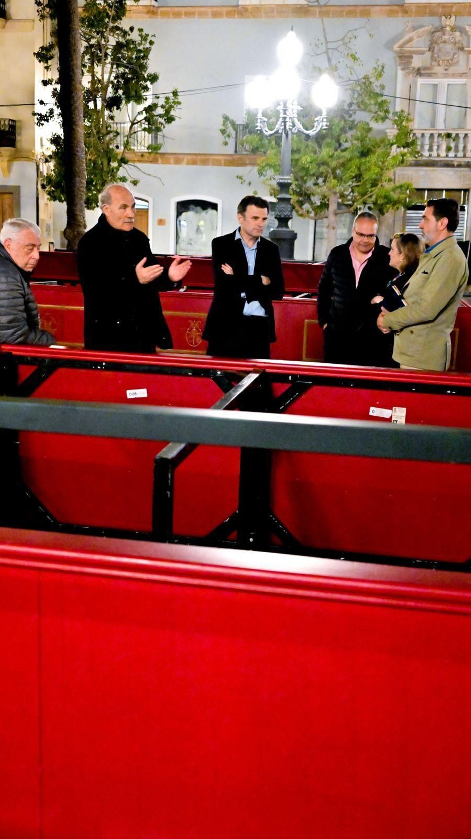 El alcalde de Cádiz y alguno de sus concejales, supervisando la carrera oficial en la noche del lunes.