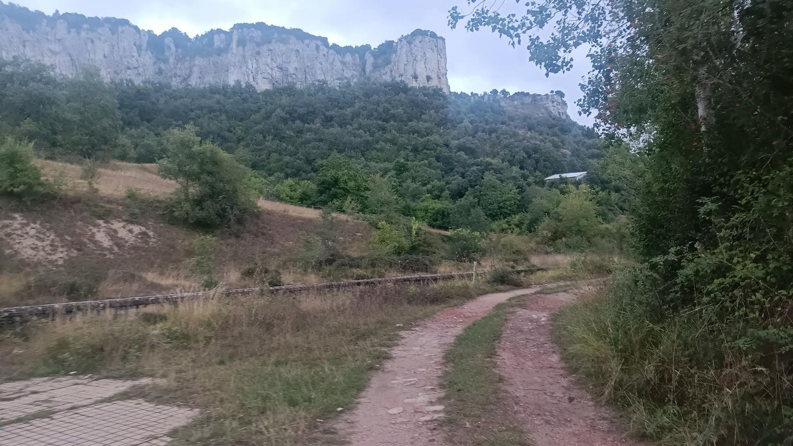 Inicio del Camino Natural a la salida de Santelices.