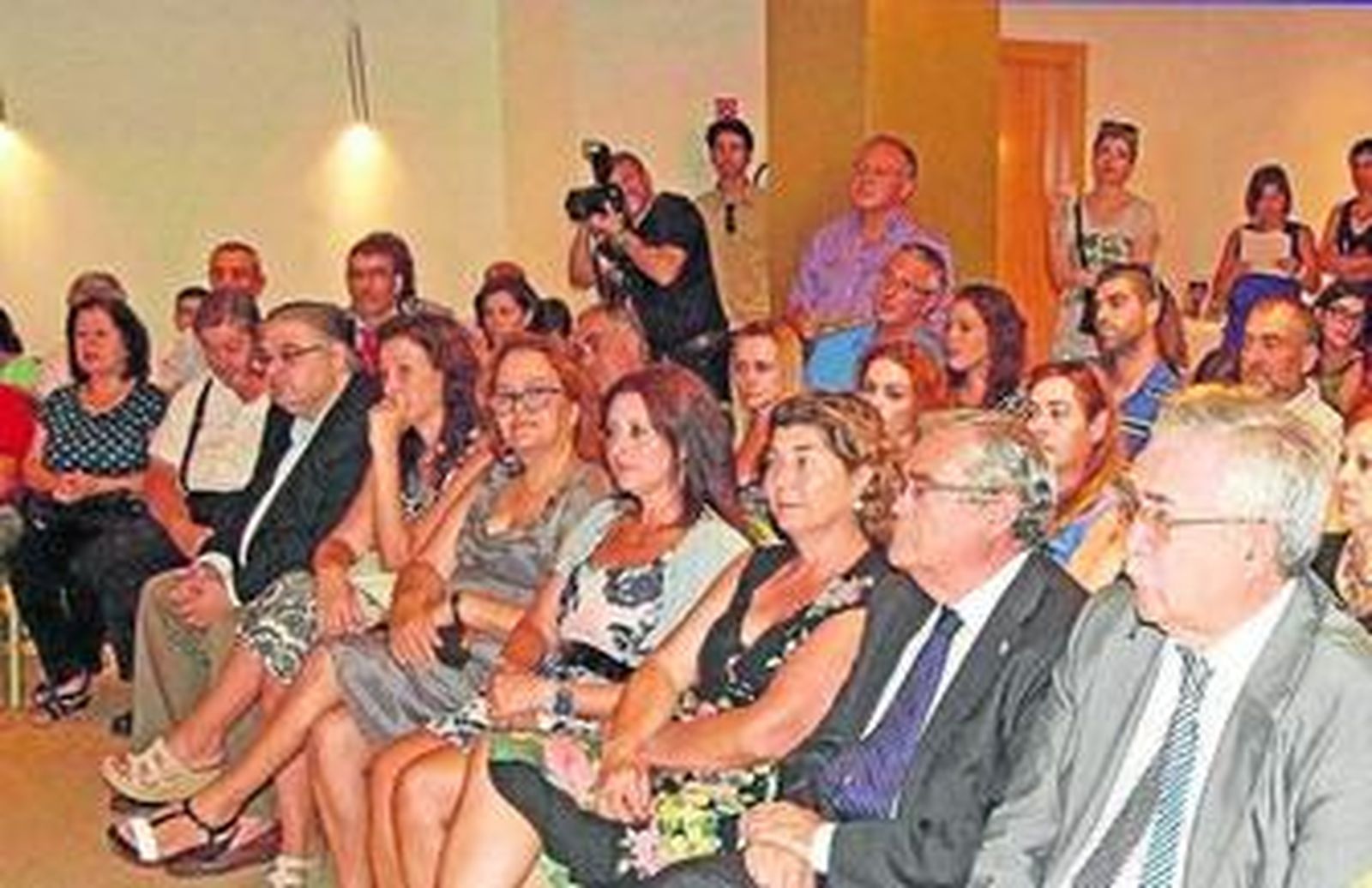 El ganador del Certamen, Fernando Méndez junto al concejal de Cultura, Ramón Fernández-Pacheco.