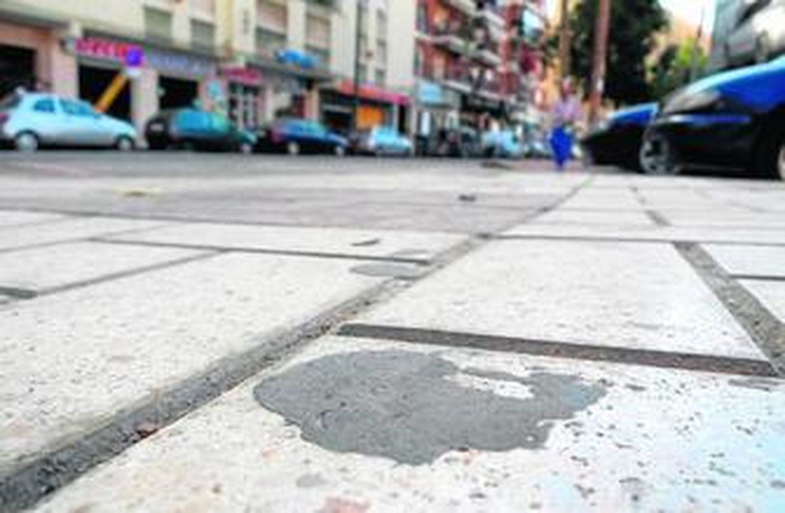 Un chicle pegado en la acera en una calle del centro histórico de la capital malagueña.