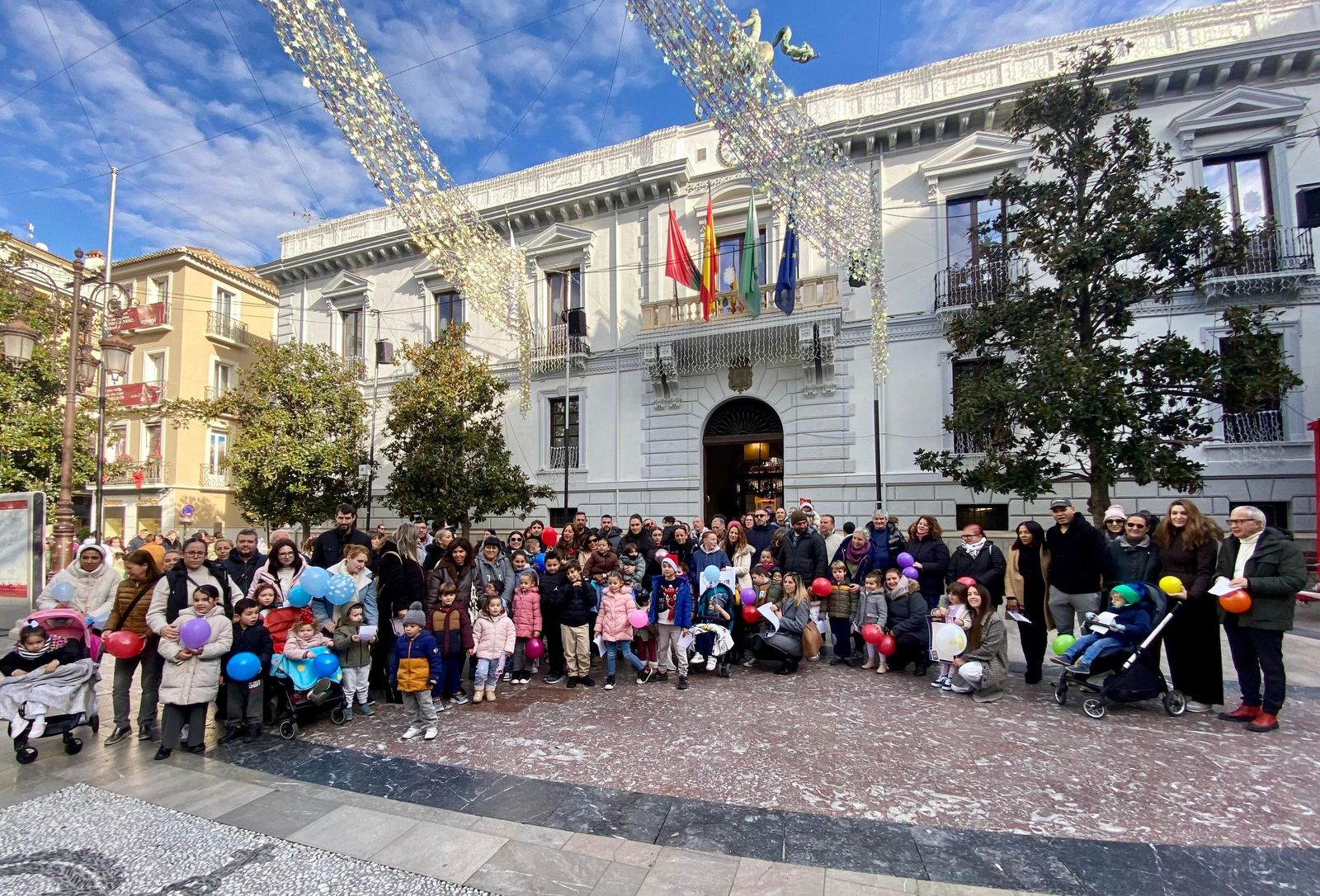 Familiares y pacientes del San Rafael, esta mañana en la protesta de la plaza del Carmen