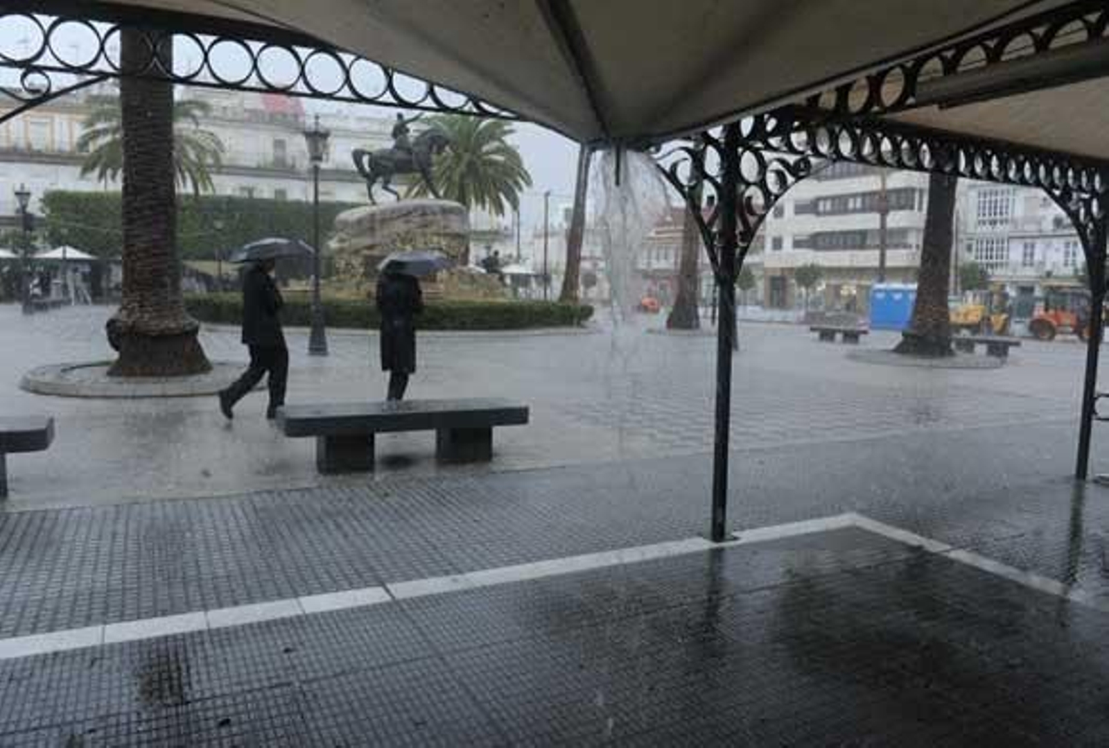 La intensa lluvia caída durante el fin de semana obligó a cortar el tráfico de acceso a Chiclana. En San Fernando, el agua alcanzó el metro de altura en la Venta de Vargas.

Foto: Sonia Ramos-Elias Pimentel