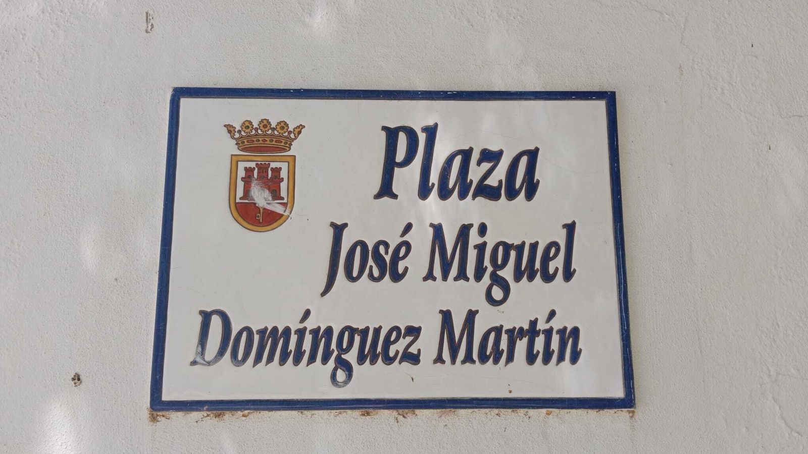 La placa de la Plaza José Miguel Domínguez Martín.