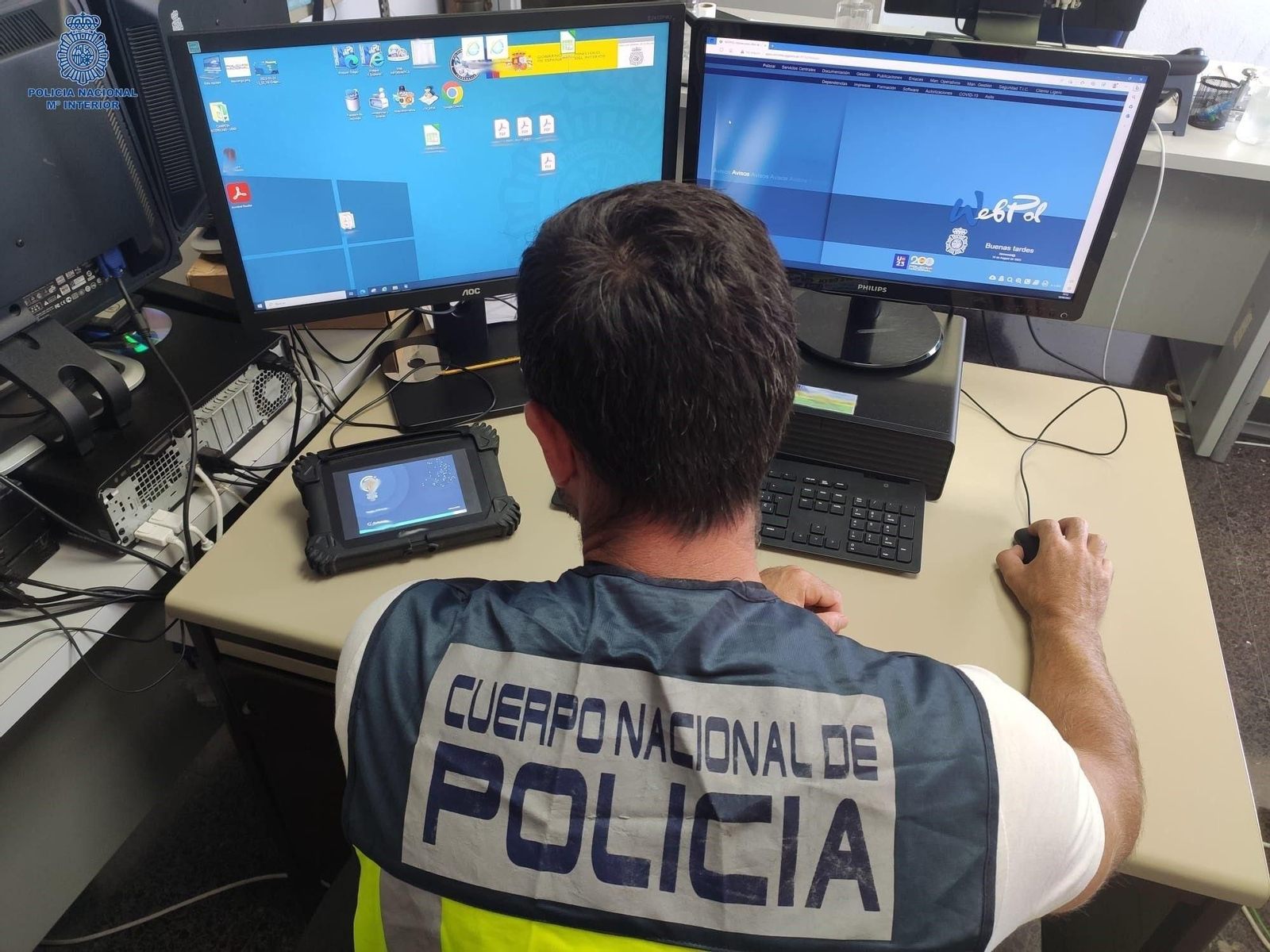 Un agente de la Unidad de Ciberdelincuencia de la Policía Nacional.