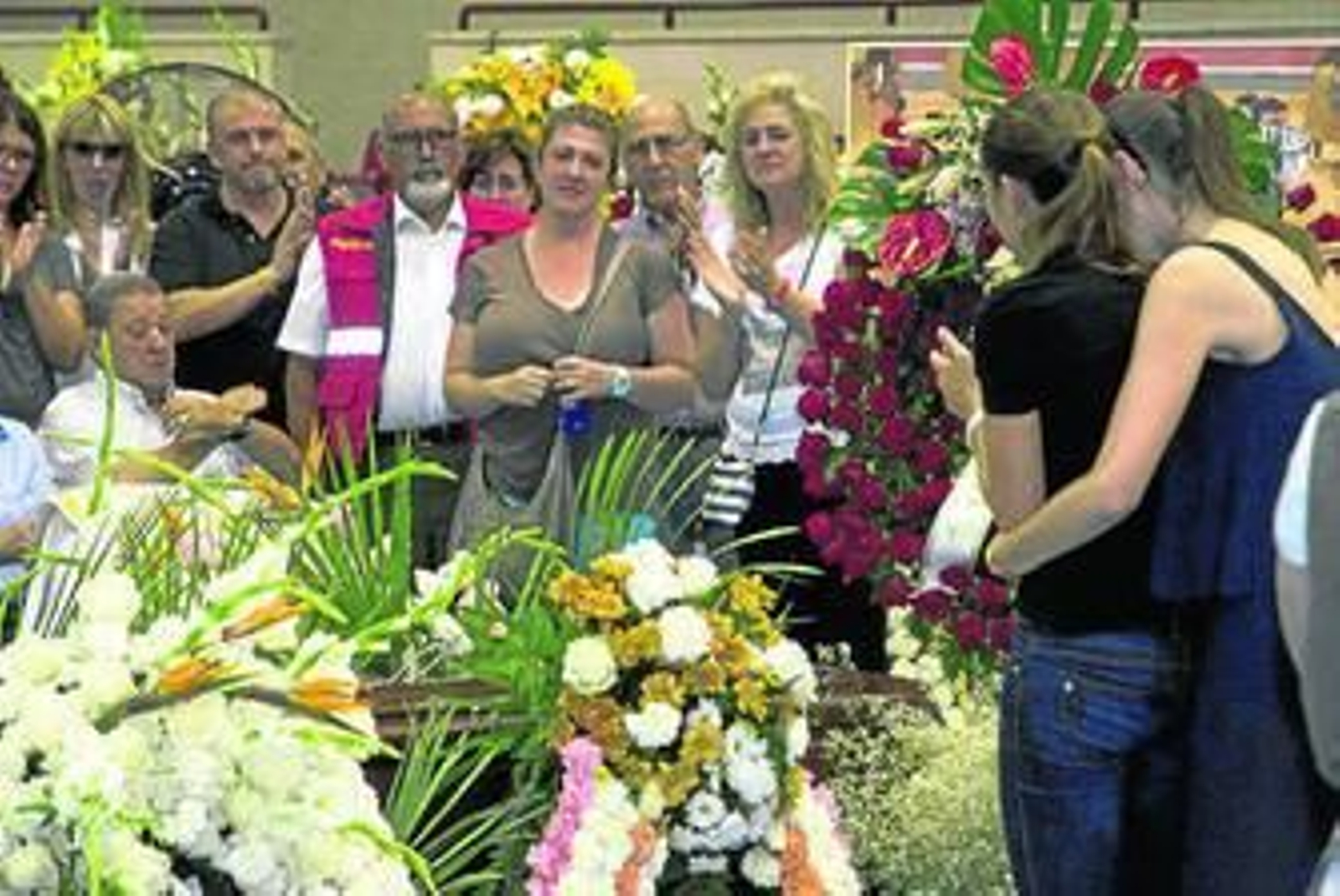 La viuda de Víctor Barrio, de espaldas, es abrazada por una familiar.