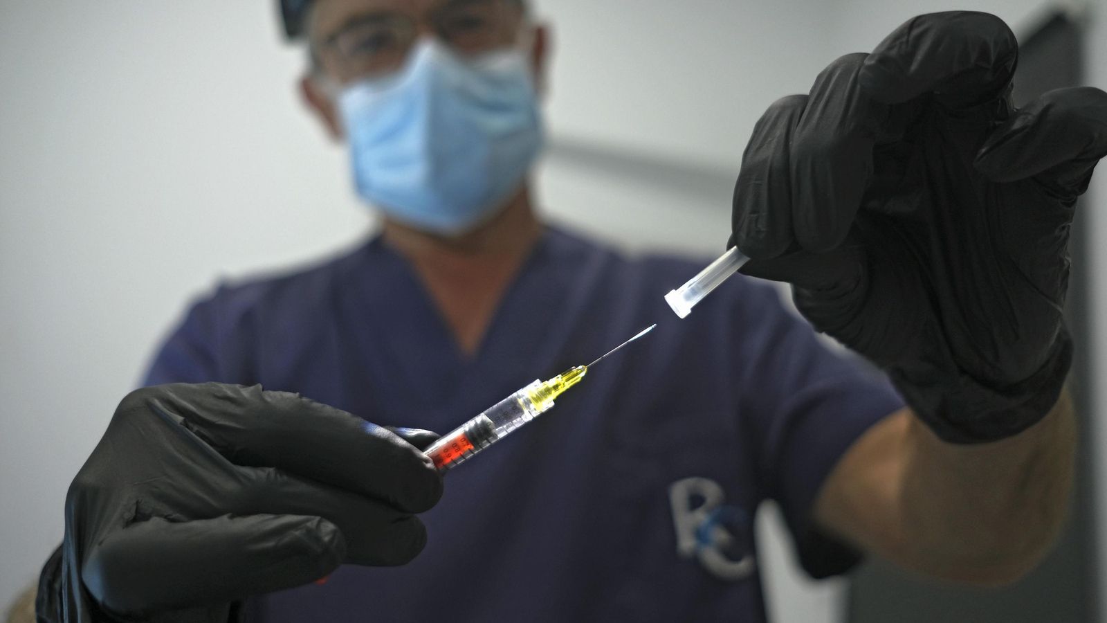 El doctor prepara una intervención estética en su consulta.