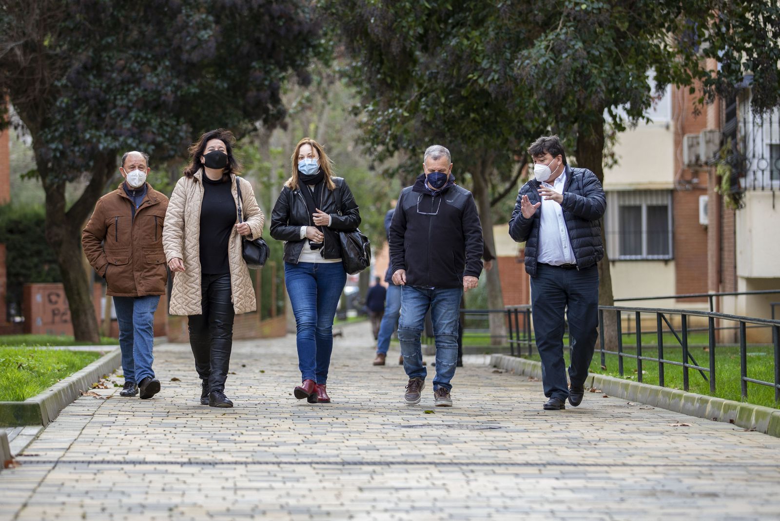El alcalde de Huelva, Gabriel Cruz (a la derecha), durante su visita a Santa Marta.