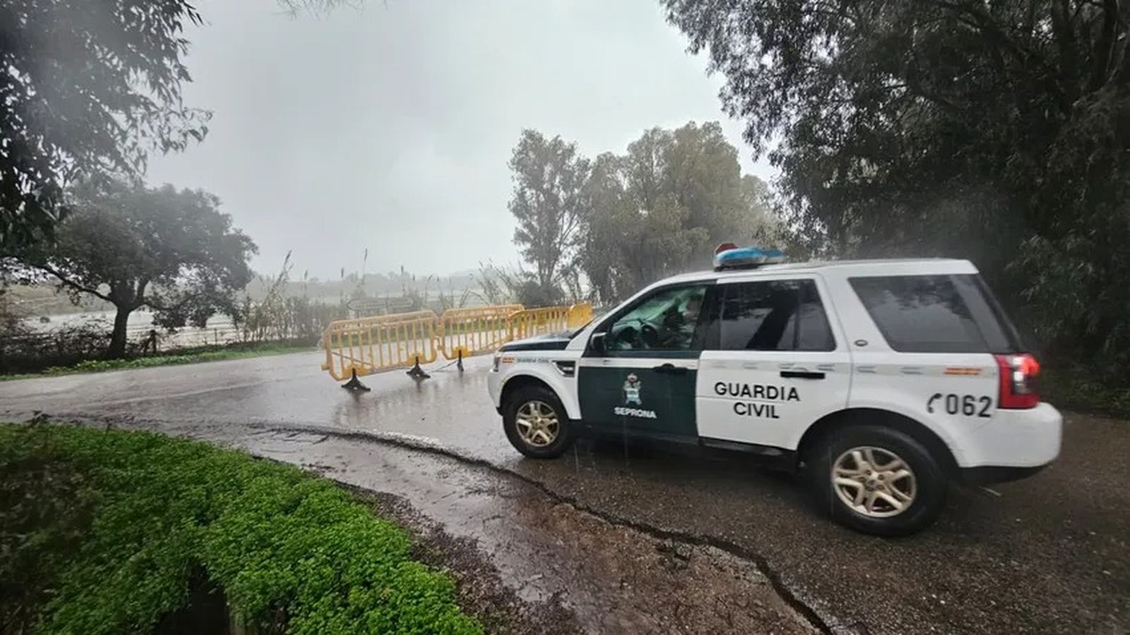 La Guardia Civil vigila una carretera durante el temporal de este domingo en Los Barrios.