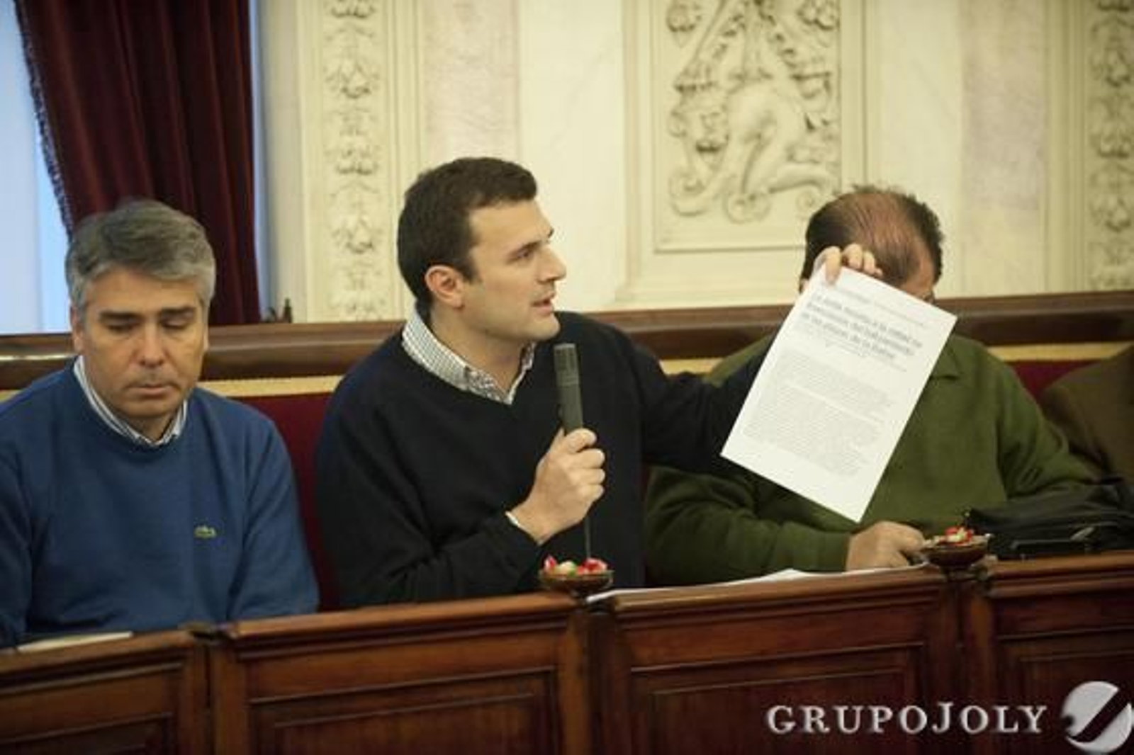 Momentos de tensión en el último pleno del año en el Ayuntamiento de Cádiz por las protestas de las empleadas de Limasa, que fueron desalojadas por la Policía. 

Foto: Joaquin Hernandez Kiki