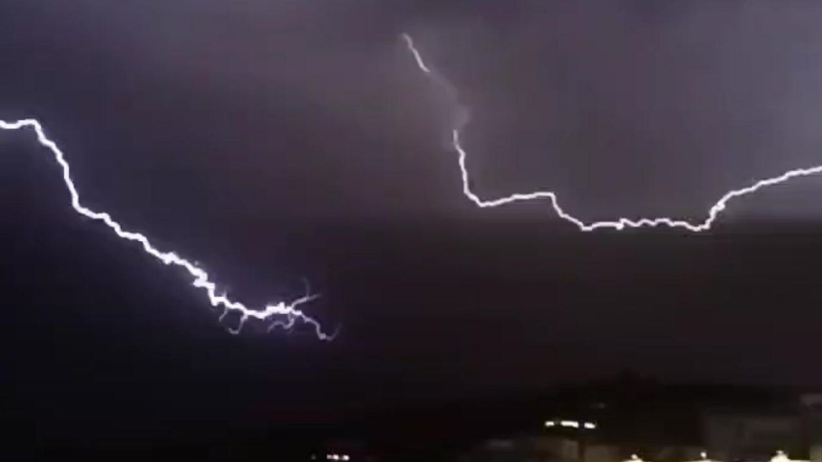 Caen rayos en Iznate en la madrugada del lunes