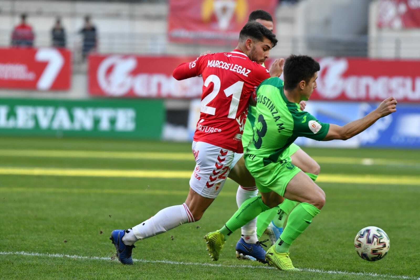 Legaz y Bustinza pugnan por el balón.