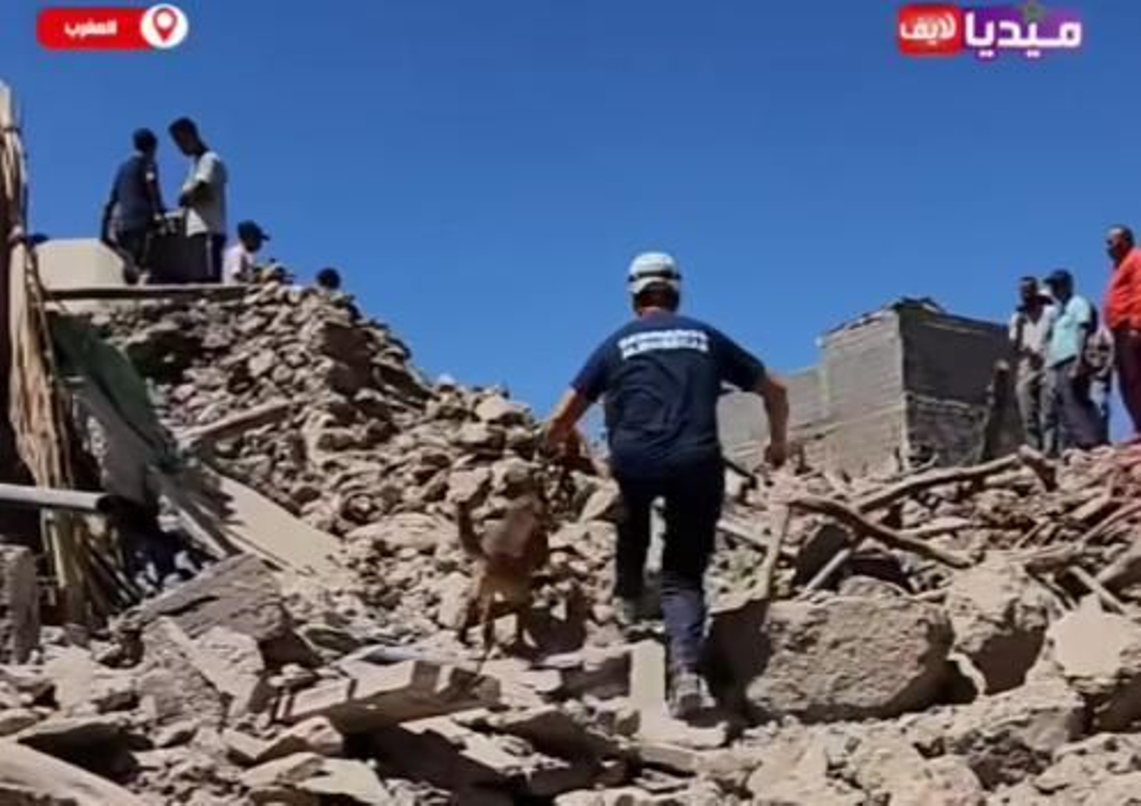 Uno de los bomberos de Almuñécar que trabaja en Marrakech para buscar a supervivientes del trerremoto grabado por la televisión Uno de los bomberos de Almuñécar que trabaja en Marrakech para buscar a supervivientes del trerremoto grabado por la televisión