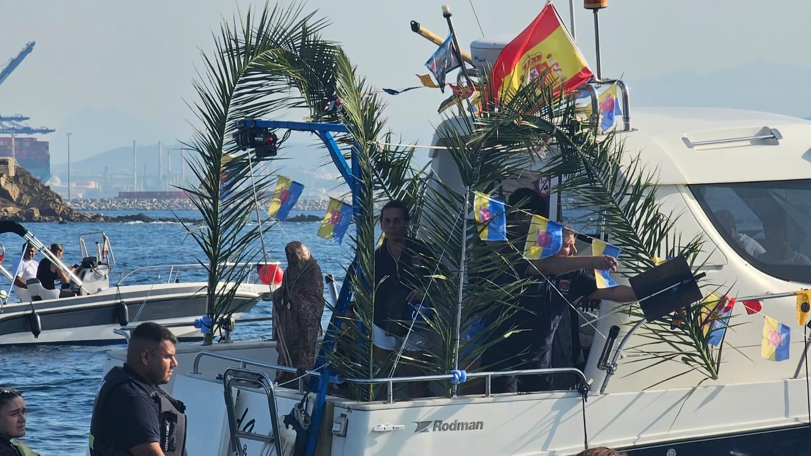 La embarcación con la Virgen de la Palma, una vez emergida. La embarcación con la Virgen de la Palma, una vez emergida.