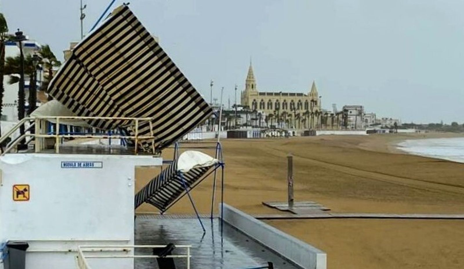 La estructura de toldos de la playa chipionera de Regla destrozada por una manga de viento.