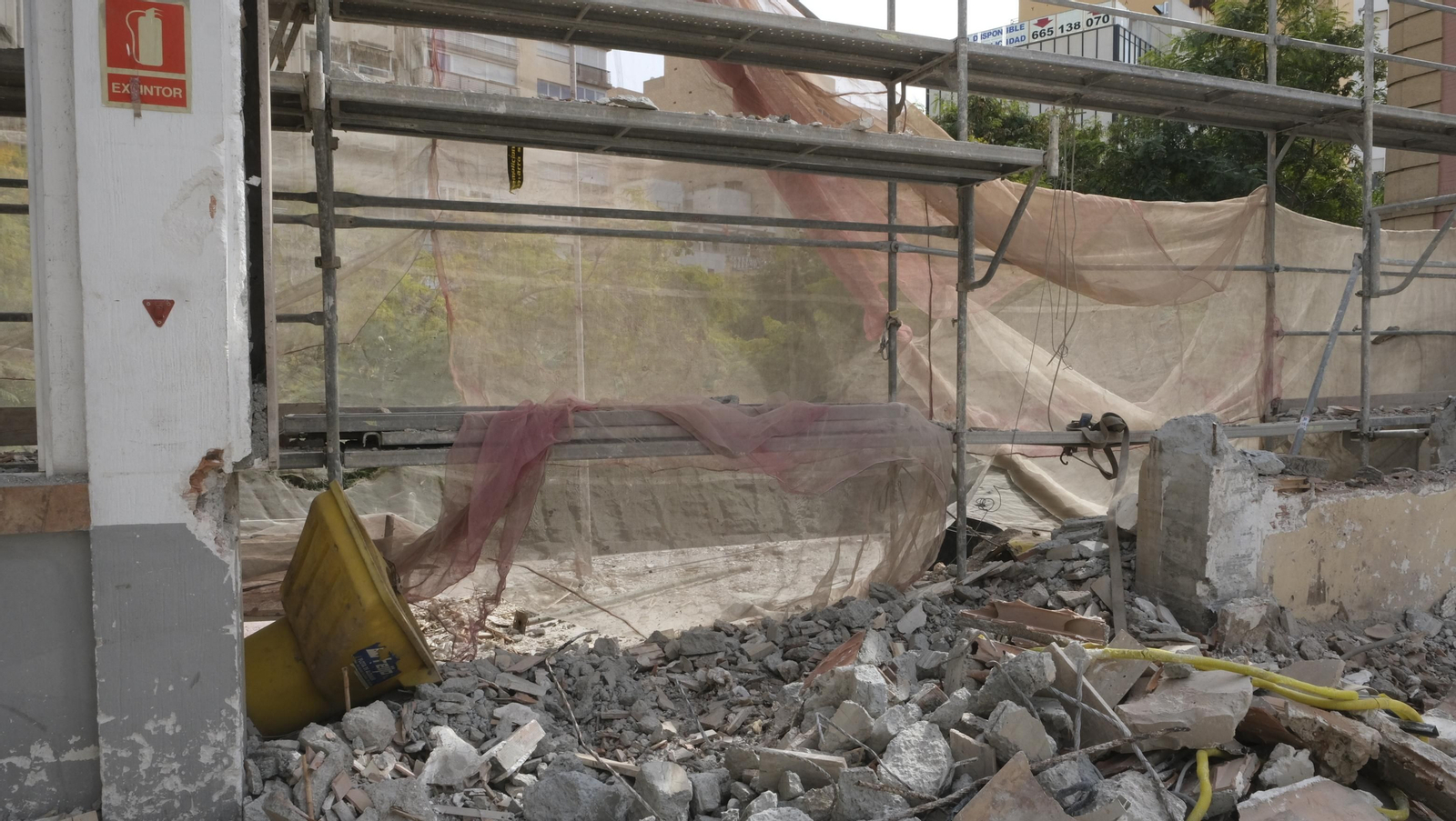 Las mejores imágenes del derribo de la oficina central de Correos en Almería