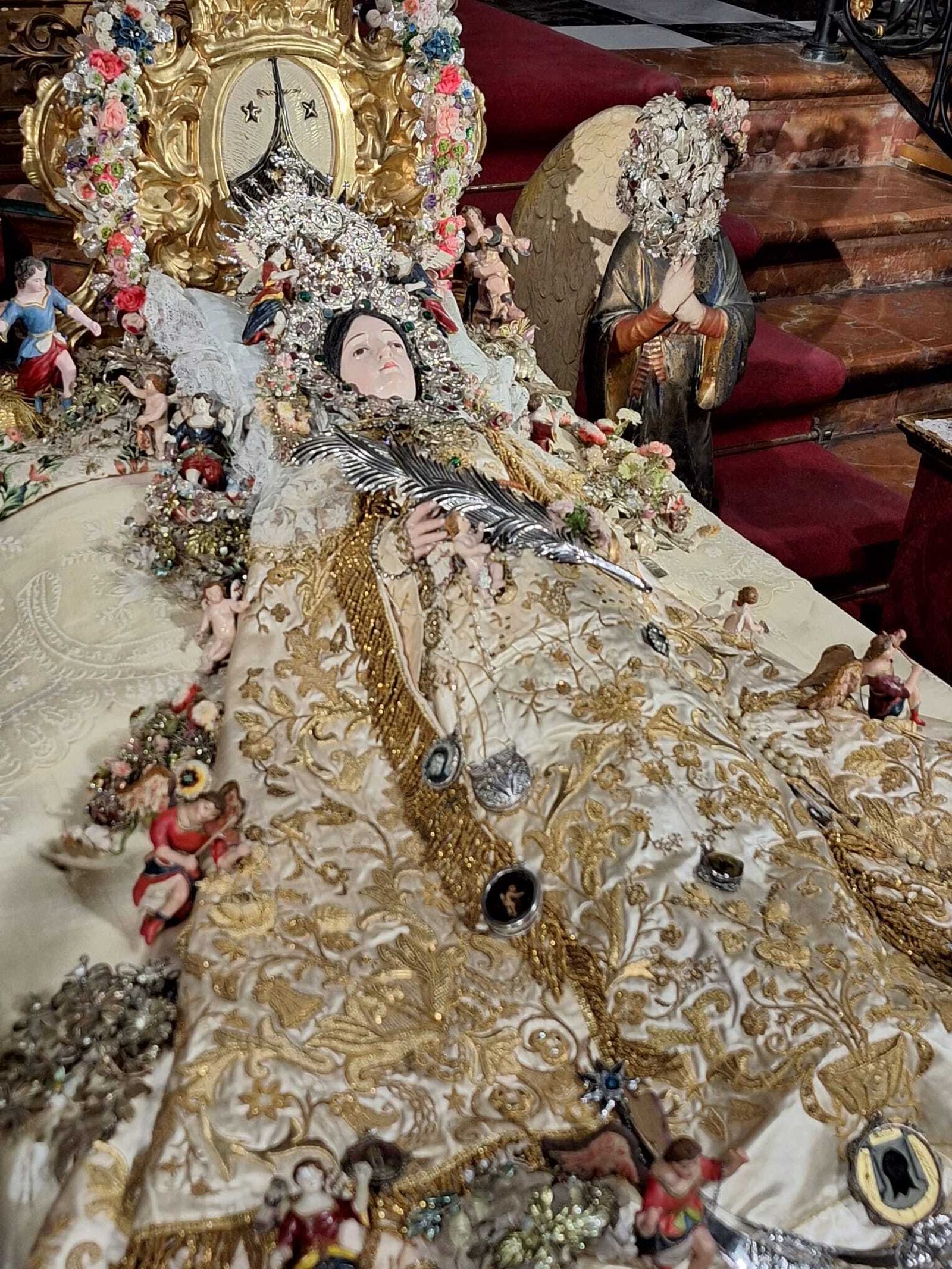 La Virgen del Tránsito del Santo Ángel, ya preparada para el 15 de agosto.