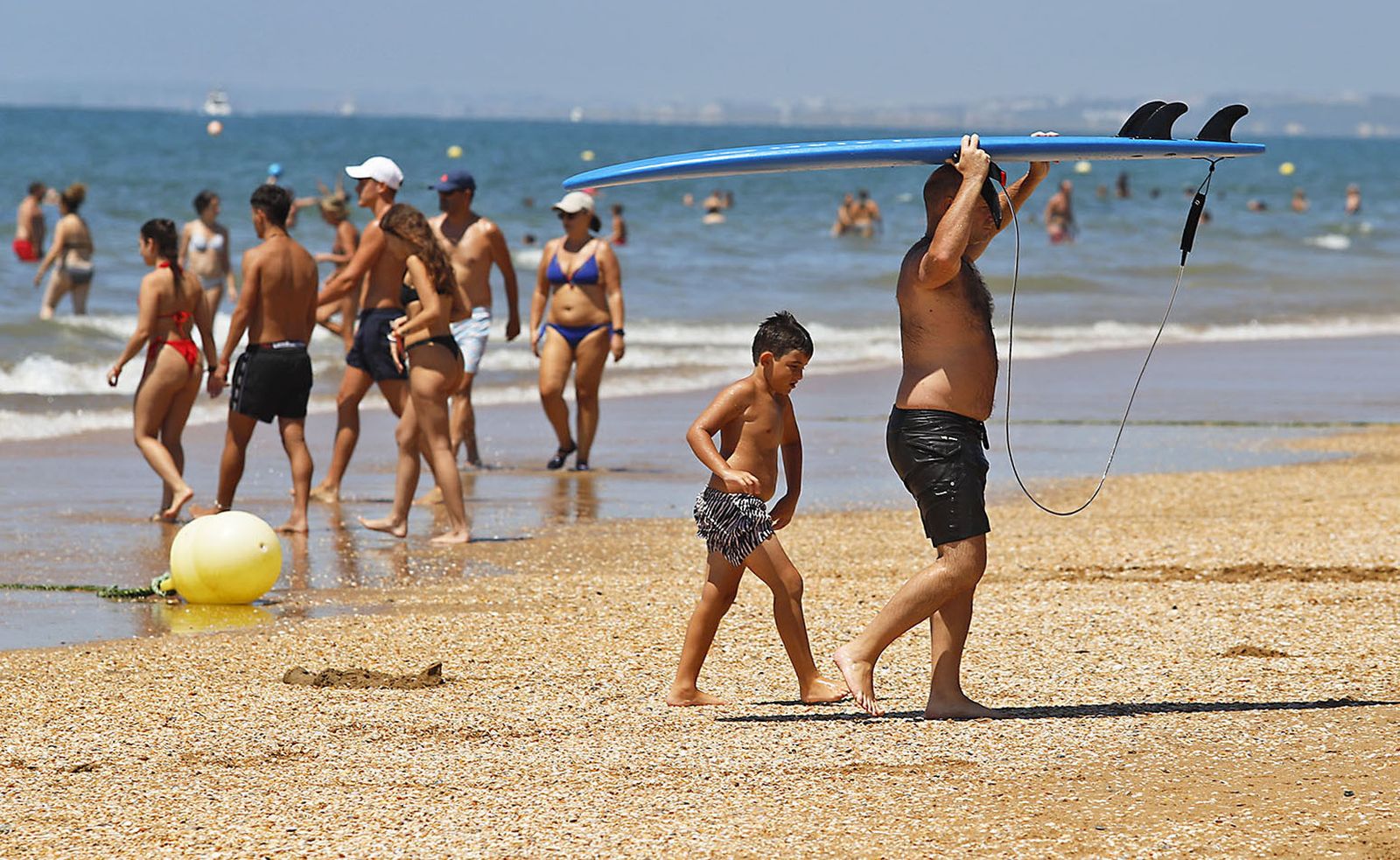 Una de las playas del litoral onubense lucía este domingo atestada de bañistas.