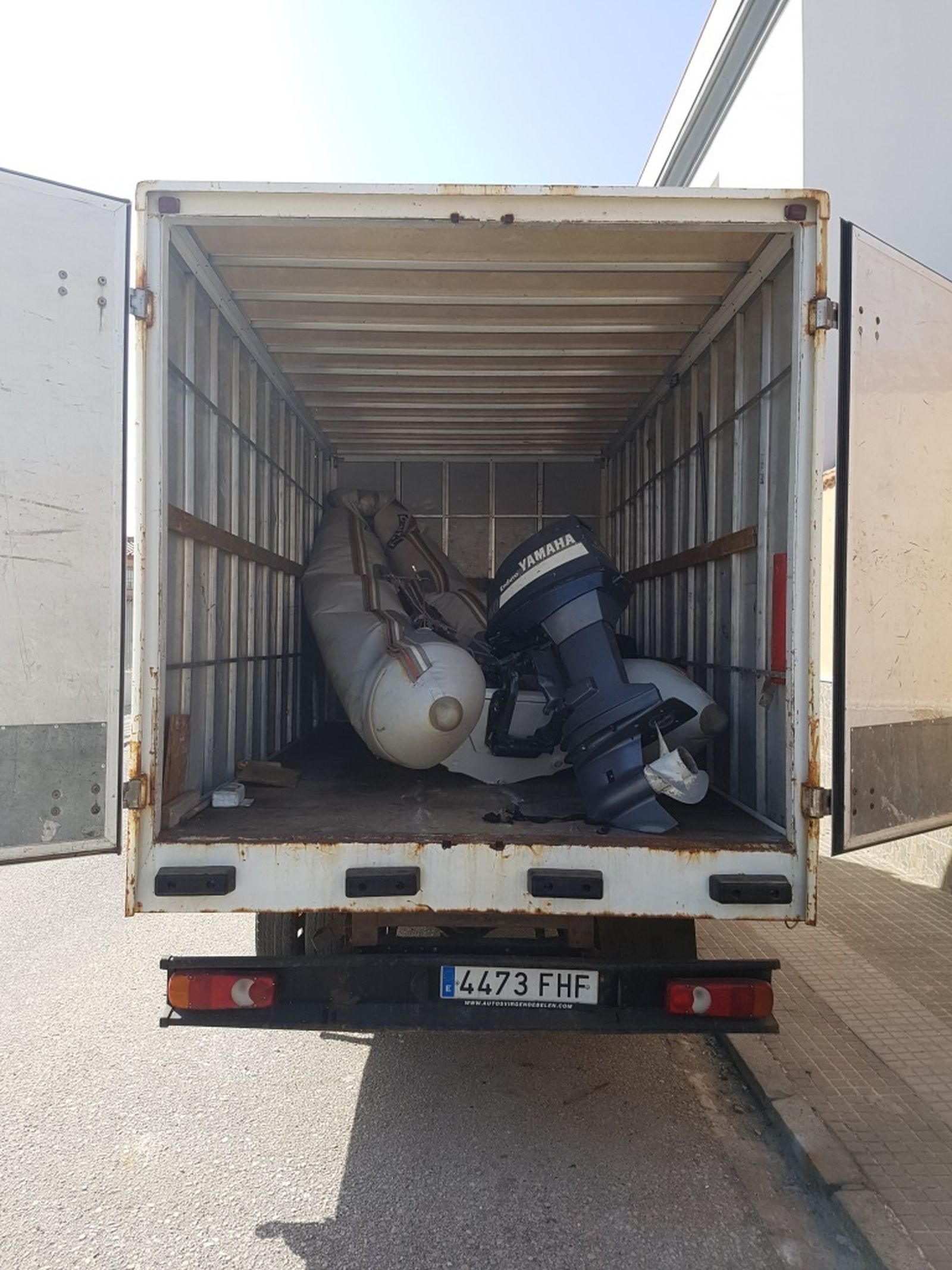 El camión y la lancha localizados por la Policía Local de La Línea.