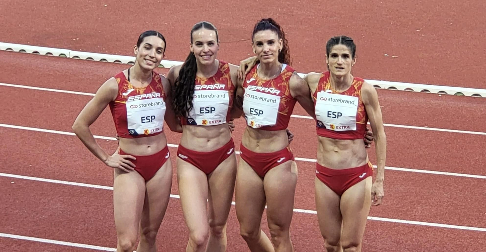 Carmen Avilés, segunda por la izquierda, junto a sus compañeras del relevo 4x400 de España.